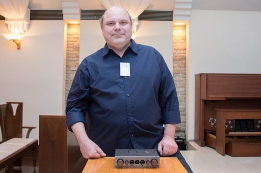 Thorsten with a headphone amplifier at a show