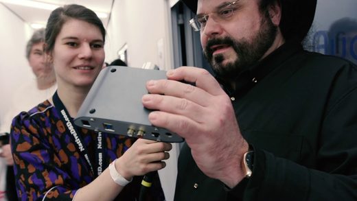 Thorsten showing a product at a trade show